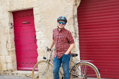 Bisikletçi tutun Bisiklet artalan kırmızı açık