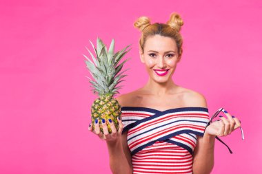 Komik kadın ve pembe arka plan boşaltmak ile üzerinden pineapple portre.