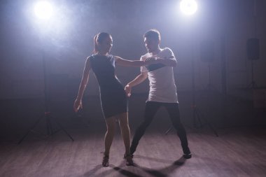 Yetenekli dansçılar konser ışık ve duman altında karanlık odada gerçekleştirme. Şehvetli çift bir sanatsal ve duygusal çağdaş dans performans