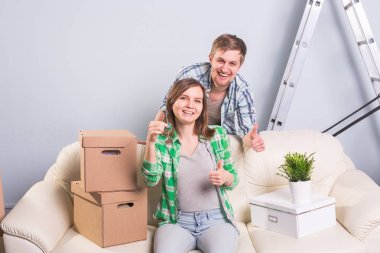 Genç çift yeni ev anahtarları gösterilen