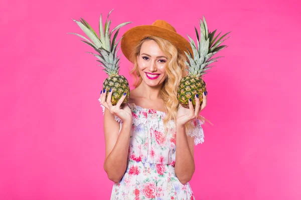 Mody Portret młodej kobiety piękne z ananasem na różowym tle z lato — Zdjęcie stockowe