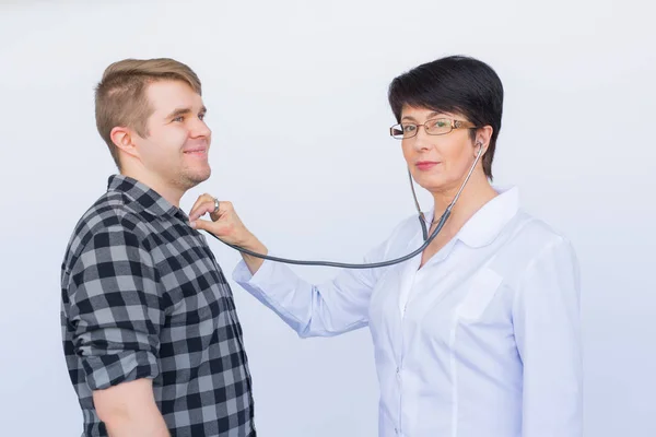 Πορτρέτο Του Αυτοπεποίθηση Ιατρού Έλεγχο Κτύπο Της Καρδιάς Του Ασθενούς — Φωτογραφία Αρχείου