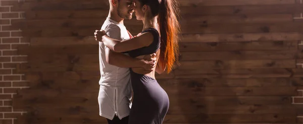 Młoda para taniec społecznej danse kizomba lub bachata lub Semby lub taraxia w taniec tło Klasa — Zdjęcie stockowe