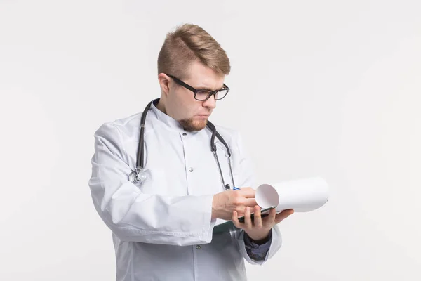Médico médico que escreve prescrição sobre fundo branco . — Fotografia de Stock