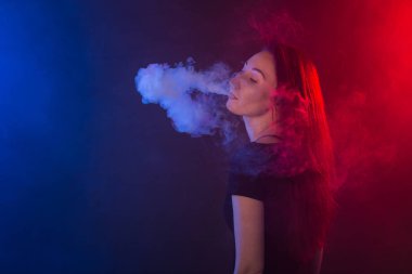 genç kadın sigara elektronik sigara