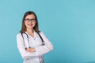 Tıbbi doktor stetoskop ile kopya alanı ile mavi arka plan üzerinde gülümseyen