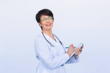 Portre, kadın doktor yazma üzerinde Pano üzerinde beyaz bir arka plan