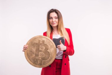 Büyük bitcoin beyaz arka plan üzerinde tutan çilli kadın. Cryptocurrency yatırım kavramı.