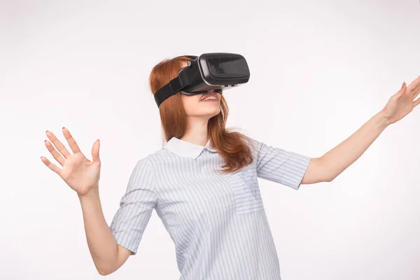 Щаслива молода руда жінка використовує гарнітуру віртуальної реальності — стокове фото