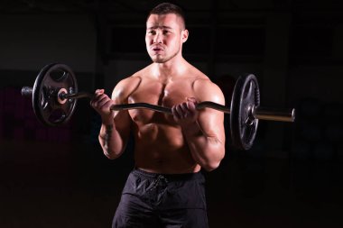 Yakışıklı güç halter atletik adamla. Altı paket, mükemmel abs, omuzlar, pazı, triceps ve göğüs ile güçlü vücut geliştirmeci