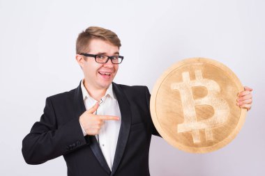mutlu adam büyük bitcoin beyaz arka plan üzerinde tutan