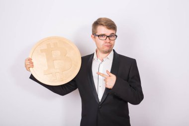 Bitcoin beyaz arka plan üzerinde tutan işadamı