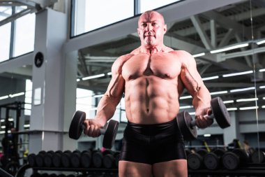 Spor salonunda vücut geliştirmeci