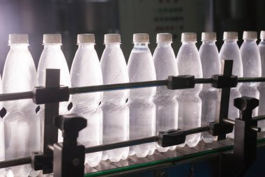 Fabrika - satır işleme ve saf kaynak suyu küçük şişeleri şişeleme şişeleme su su