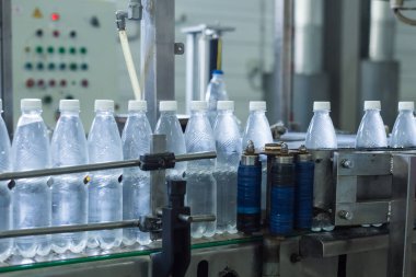 Fabrika - satır işleme ve saf kaynak suyu küçük şişeleri şişeleme şişeleme su su