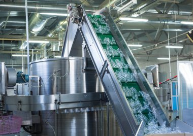 Fabrika - satır işleme ve saf kaynak suyu küçük şişeleri şişeleme şişeleme su su