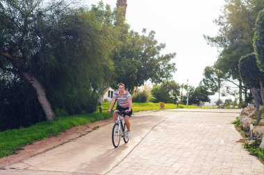 Genç bir adam bir parkta Bisiklete binmek