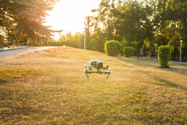 Ufa, Rusya Federasyonu. -8 Ağustos 2016: robot uçan doğada