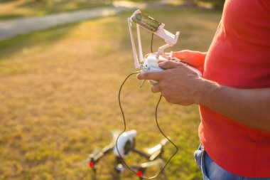 Ufa, Rusya Federasyonu. -8 Ağustos 2016: uçan veya uzaktan kumanda doğada Hovering çalışma dron dostum