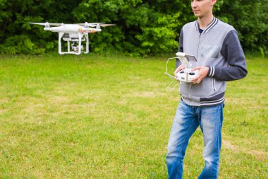 Ufa, Rusya Federasyonu. -6 Haziran 2016: uçan veya uzaktan kumanda doğada Hovering çalışma dron dostum