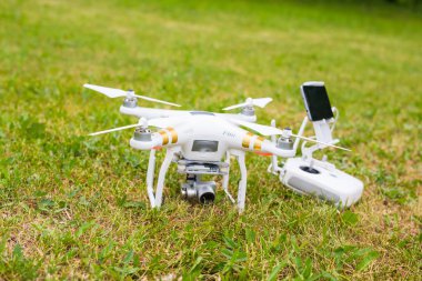 Ufa, Rusya Federasyonu. -6 Haziran 2016: dron çim üzerinde yalan