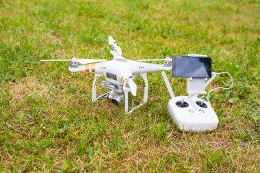 Ufa, Rusya Federasyonu. -6 Haziran 2016: dron çim üzerinde yalan