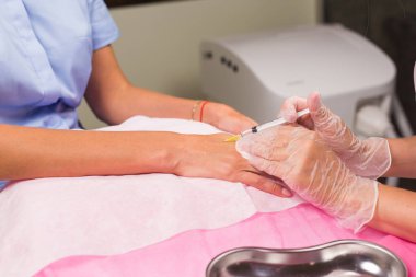 kozmetik ve güzellik kavramı - Anti-yaş enjeksiyon tedavisi, el gençleştirme