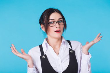 Mavi arka planda bağıran genç bir kadın. Kameraya bakıyorum.