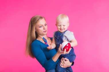 Anne ve kızı, pembe arka plan izole eğleniyor