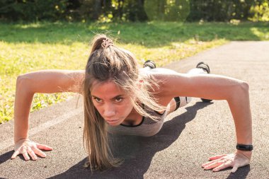 Uygun kadın parkta şınav.