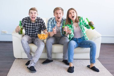 Futbol Dünya Kupası kavramı - genç arkadaşlar içki bira ve futbol için tezahürat