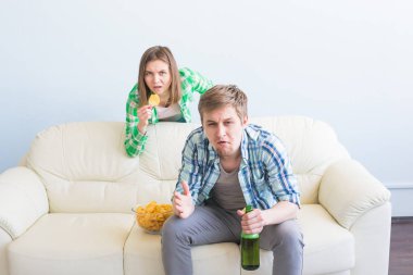 Futbol Dünya Kupası kavramı - genç arkadaşlar içki bira ve futbol için tezahürat