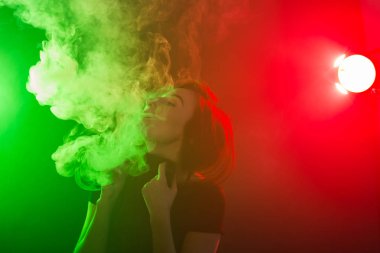 genç kadın sigara elektronik sigara