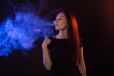 genç kadın sigara elektronik sigara