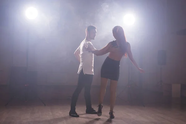 Fiatal pár tánc társadalmi danse kizomba vagy bachata. — Stock Fotó