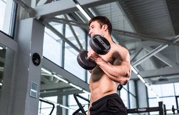 Bodybuilder-Mann mit perfektem Bizeps, Trizeps und Brust im Fitnessstudio — Stockfoto