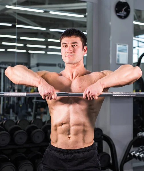 Bodybuilder in the gym — Stock Photo, Image