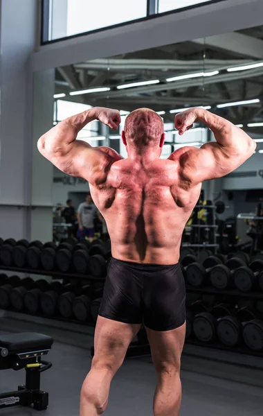 Muscular bodybuilder guy in gym — Stock Photo, Image