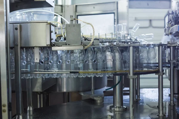 Fábrica de agua Línea de embotellado de agua para procesar y embotellar agua pura de manantial en botellas pequeñas — Foto de Stock