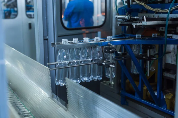 Wasserfabrik - Wasserabfüllanlage zur Aufbereitung und Abfüllung von reinem Quellwasser in kleine Flaschen — Stockfoto