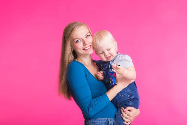 Mãe Filha Divertindo Isolado Fundo Rosa — Fotografia de Stock