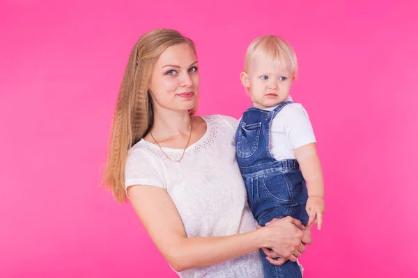 Mãe e filha se divertindo isolado no fundo rosa — Fotografia de Stock