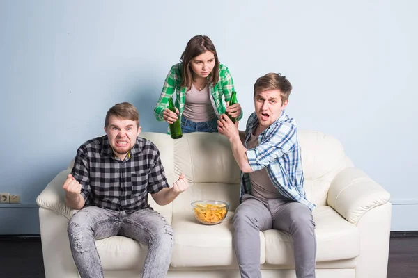 Conceito de Copa do Mundo de Futebol - Grupo de amigos assistindo esporte juntos . — Fotografia de Stock