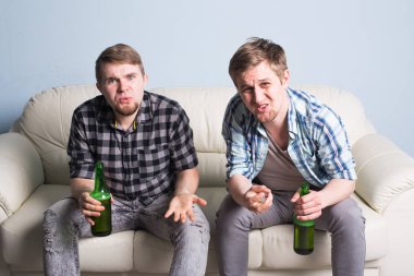 Futbol Dünya Kupası kavramı - iki arkadaş birlikte spor izlerken konsantre.