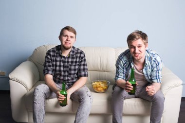 Futbol Dünya Kupası kavramı - iki arkadaş birlikte spor izlemek