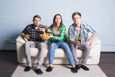 Futbol Dünya Kupası kavramı - spor birlikte izlerken arkadaş grubu