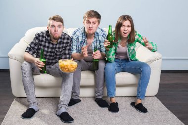 Futbol Dünya Kupası kavramı - genç arkadaşlar içki bira ve futbol için tezahürat