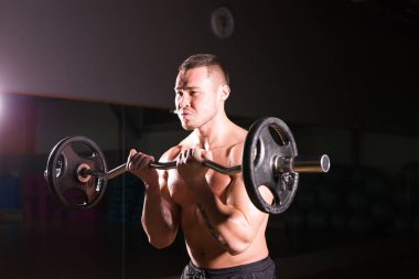 Yakışıklı güç halter atletik adamla. Altı paket, mükemmel abs, omuzlar, pazı, triceps ve göğüs ile güçlü vücut geliştirmeci