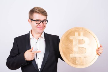 Sanal cryptocurrency dijital sembolü bir adam elinde altın Bitcoin.