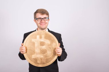 Sanal cryptocurrency dijital sembolü bir adam elinde altın Bitcoin.